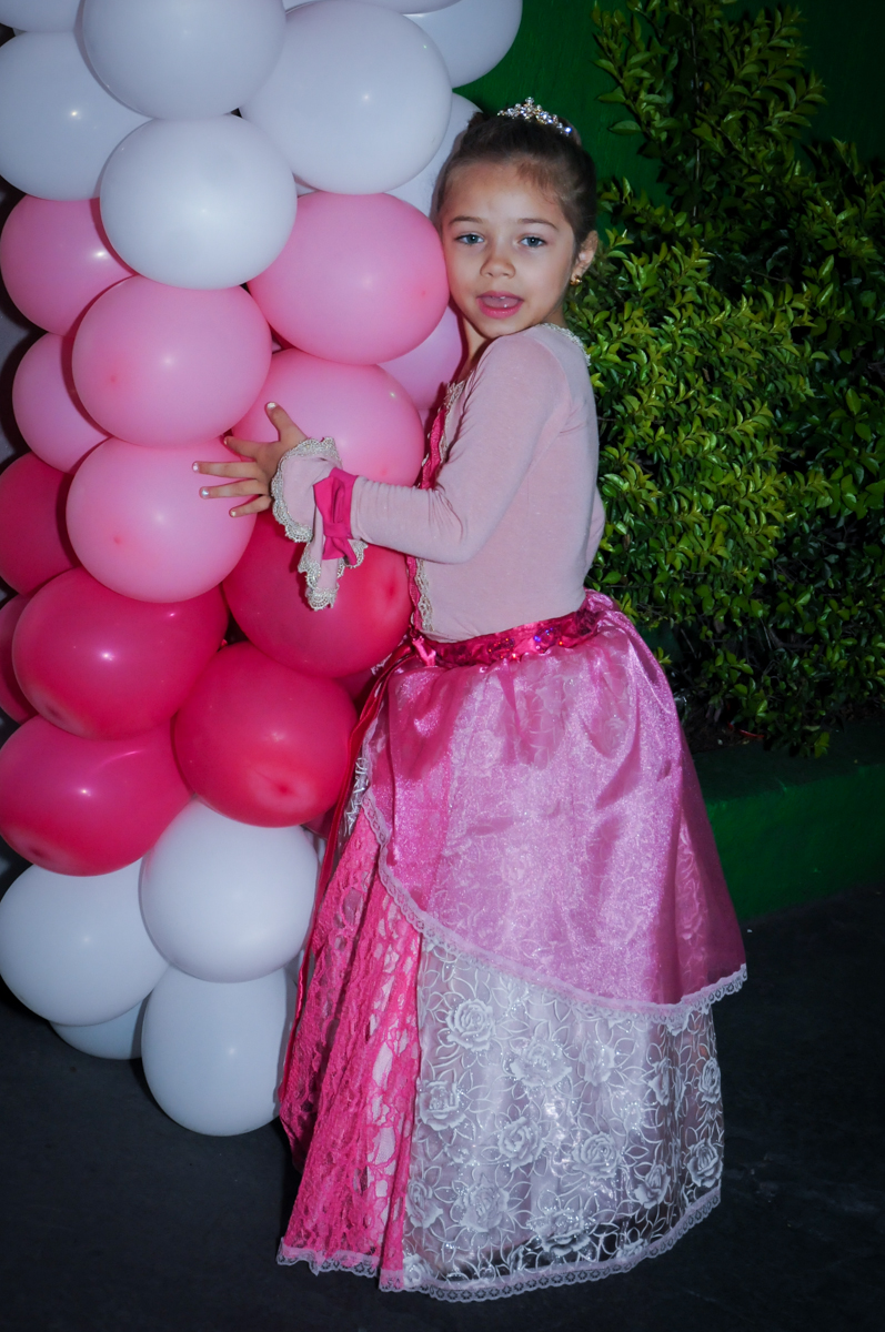 aniversariante no arco de bexigas no Buffet Fábrica da Alegria, Unidade Osasco