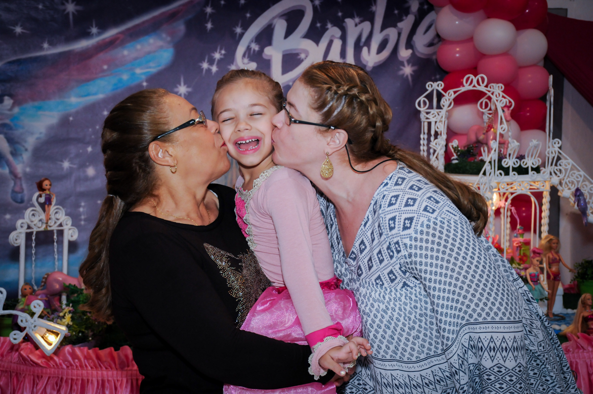 beijo sanduiche dos pais na aniversariante no Buffet Fábrica da Alegria, Unidade Osasco