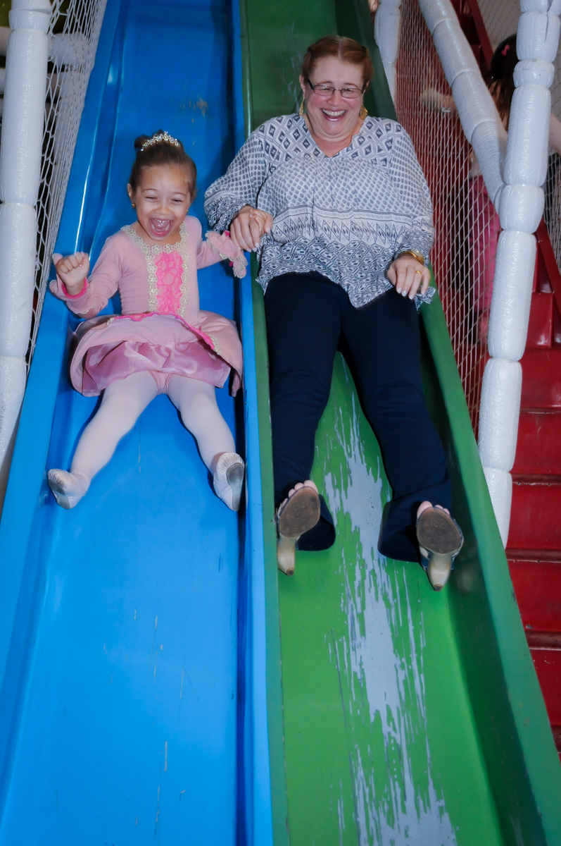 brincando no escorregador no Buffet Fábrica da Alegria, Unidade Osasco