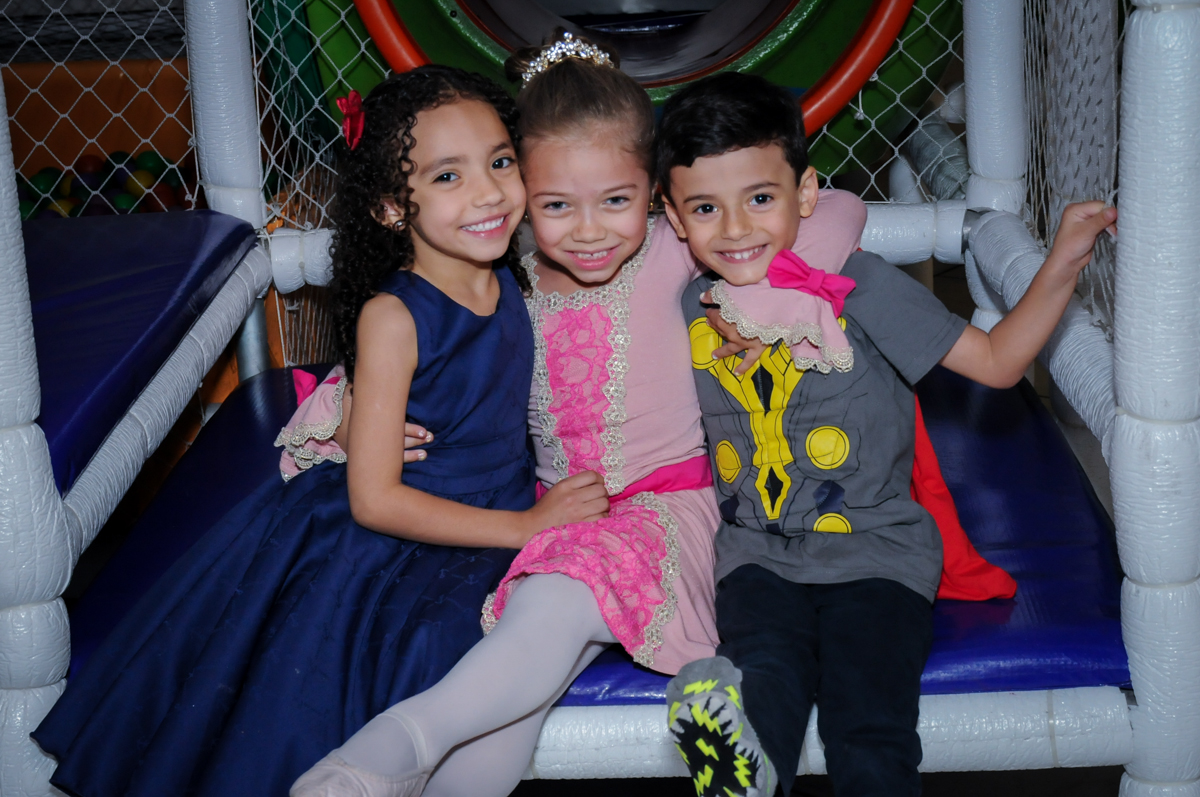 abraço das amigas na aniversariante no Buffet Fábrica da Alegria, Unidade Osasco