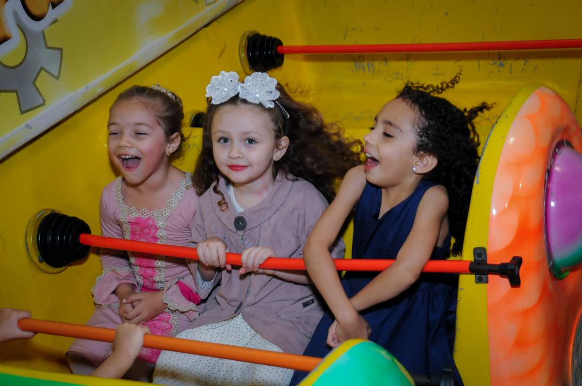risadas no barco vickie no Buffet Fábrica da Alegria, Unidade Osasco