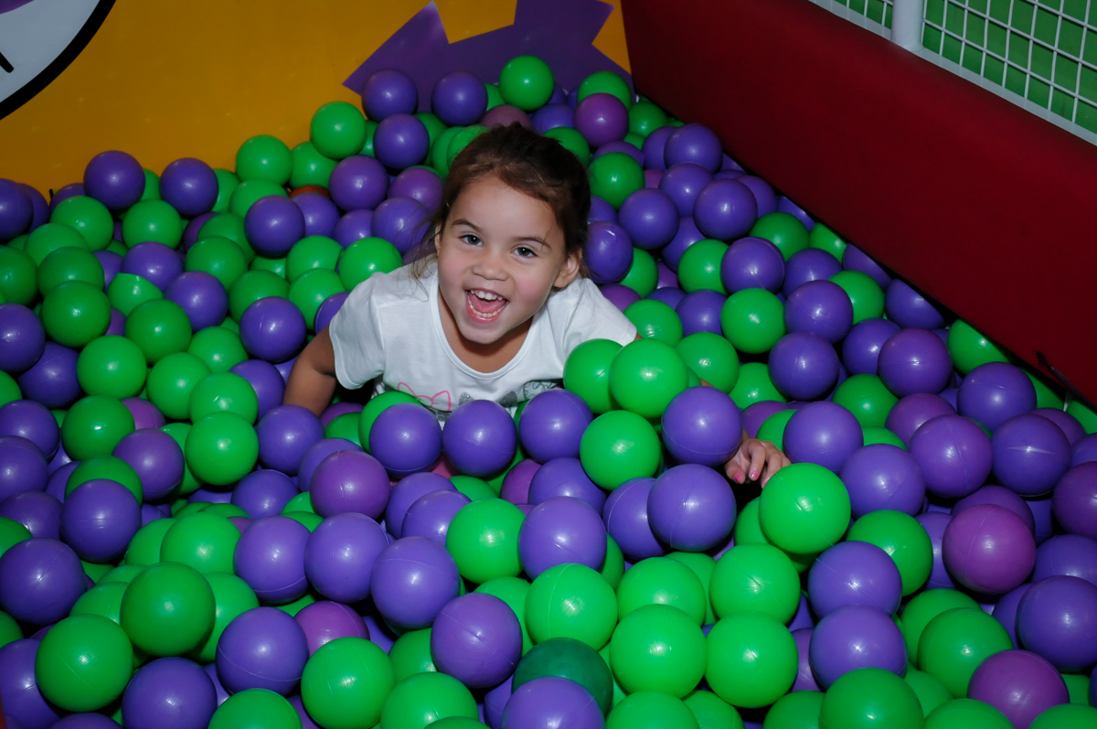 brincando na piscina de bolinha no Buffet Fábrica da Alegria, Unidade Osasco