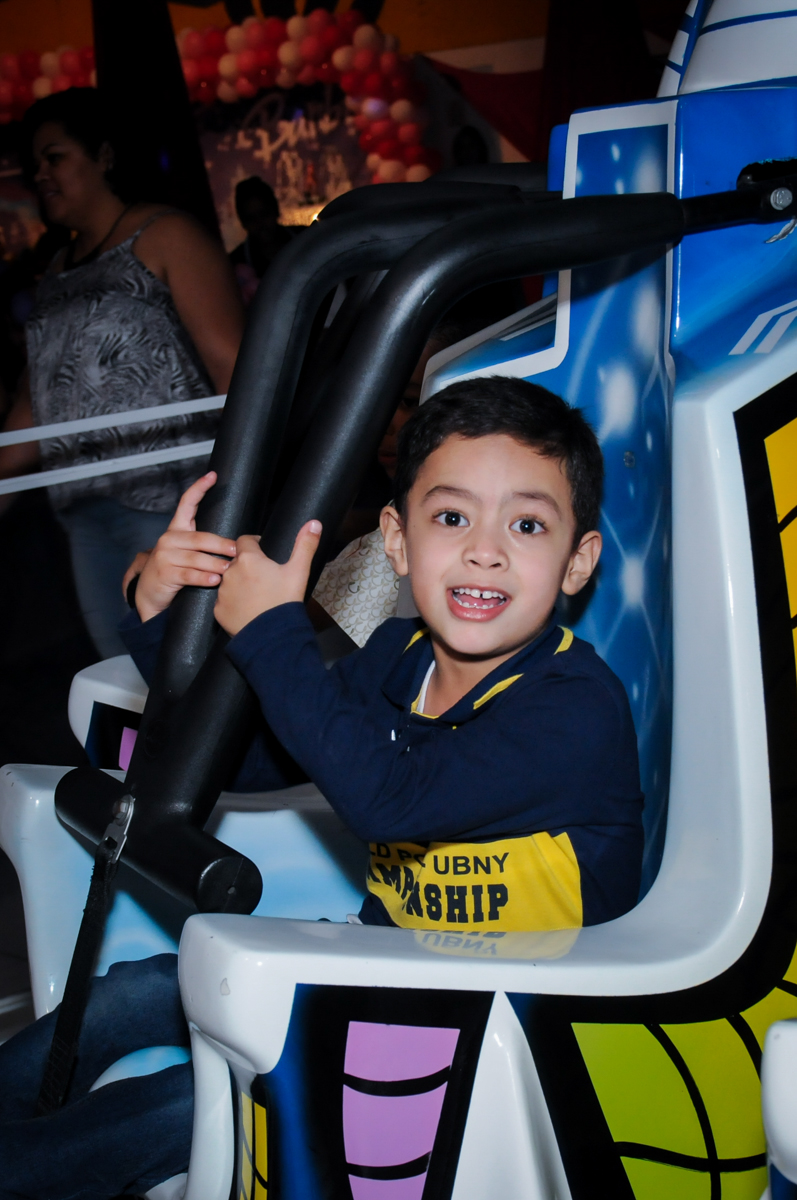 amiguinho no brinquedo elevador no Buffet Fábrica da Alegria, Unidade Osasco