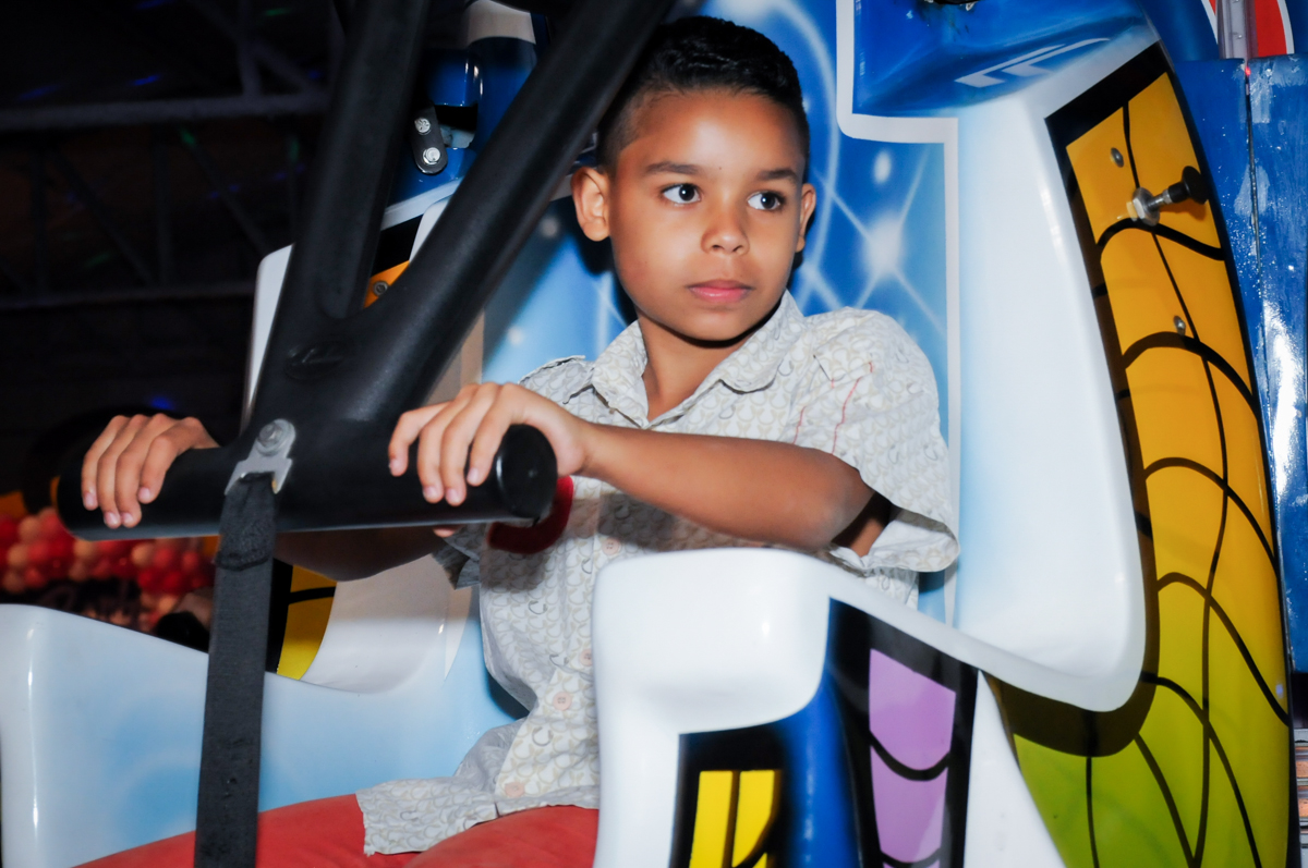 muita alegria no brinquedo elevador no  Buffet Fábrica da Alegria, Unidade Osasco