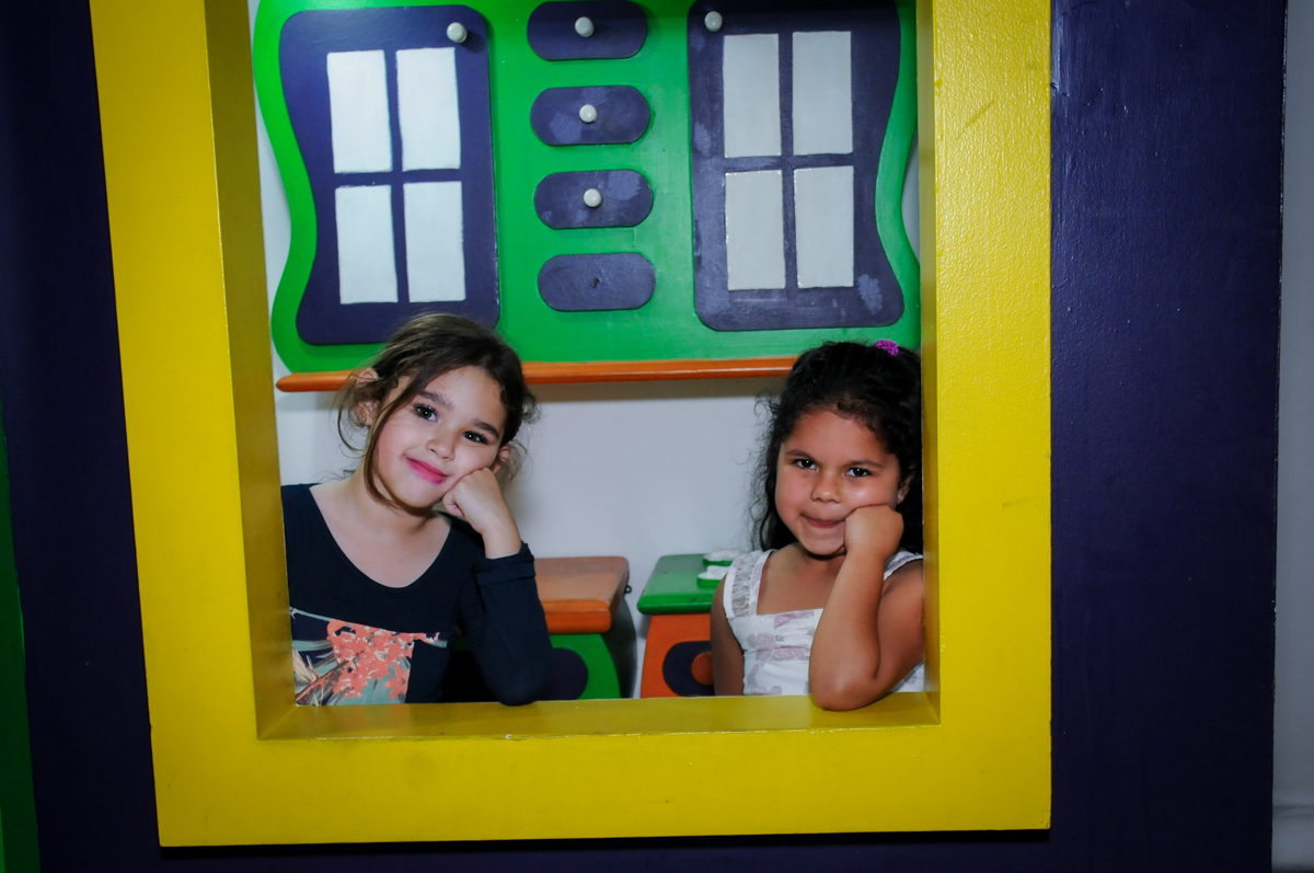 foto na casinha de boneca no Buffet Fábrica da Alegria, Unidade Osasco