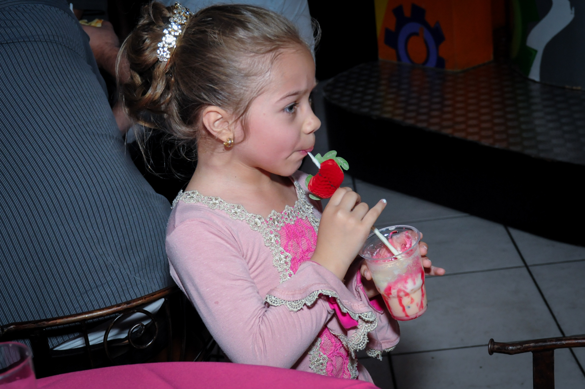 aniversariante tomando suco no Buffet Fábrica da Alegria, Unidade Osasco