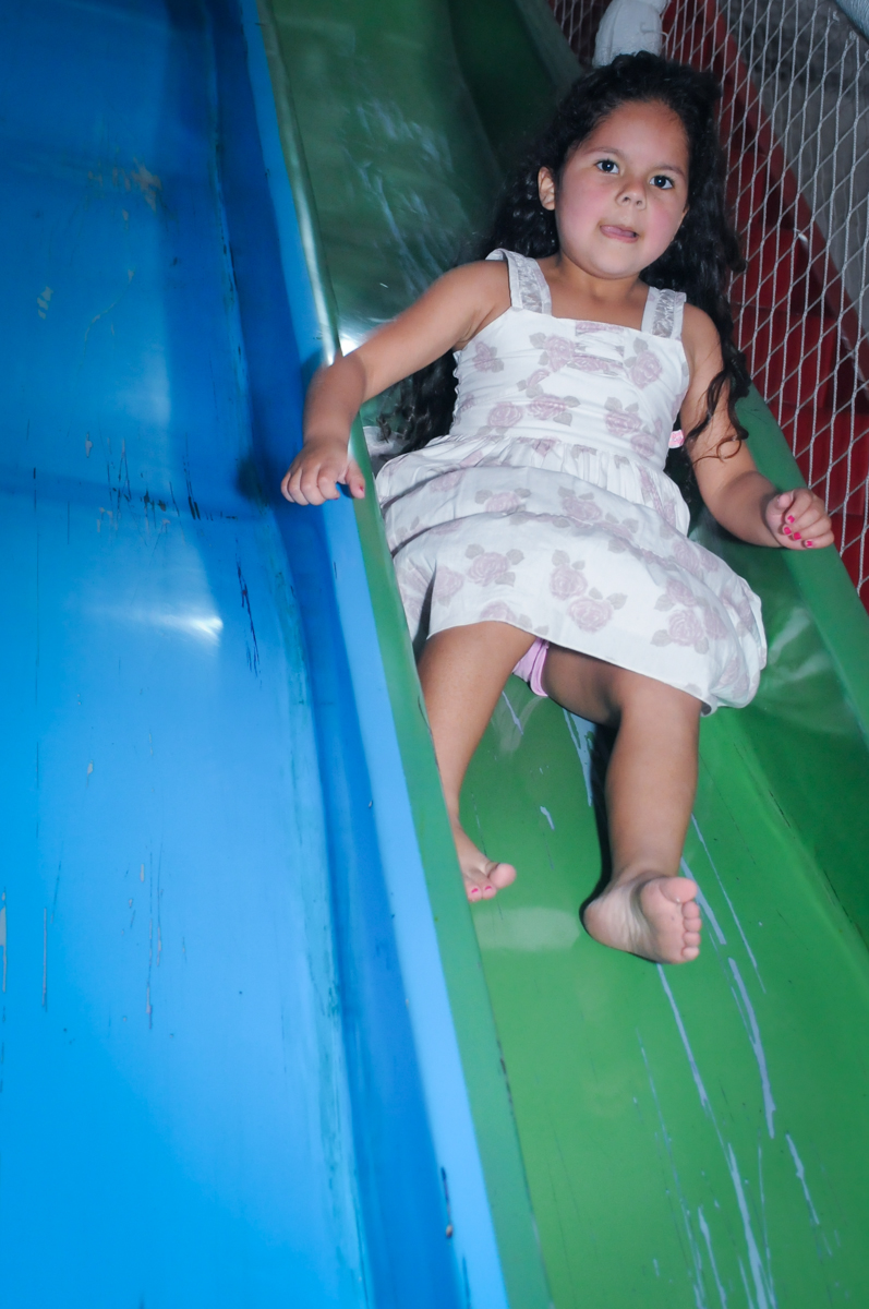 descida no escorregador no Buffet Fábrica da Alegria, Unidade Osasco