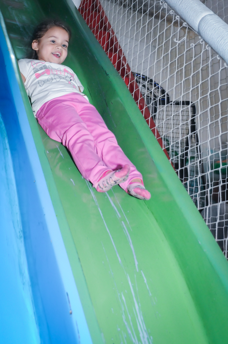 escorregando deitada no escorregador no Buffet Fábrica da Alegria, Unidade Osasco