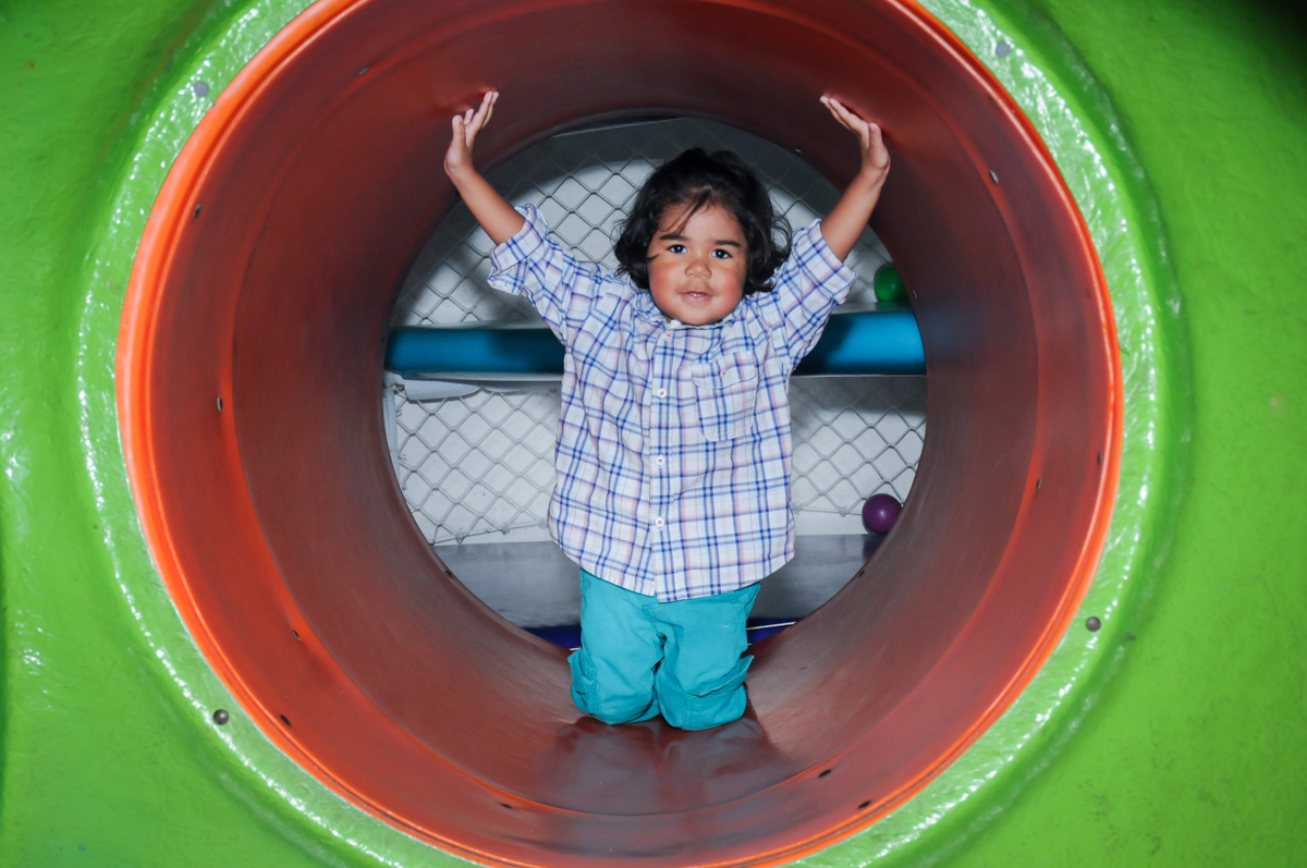 brincando no brinquedão no Buffet Fábrica da Alegria, Unidade Osasco