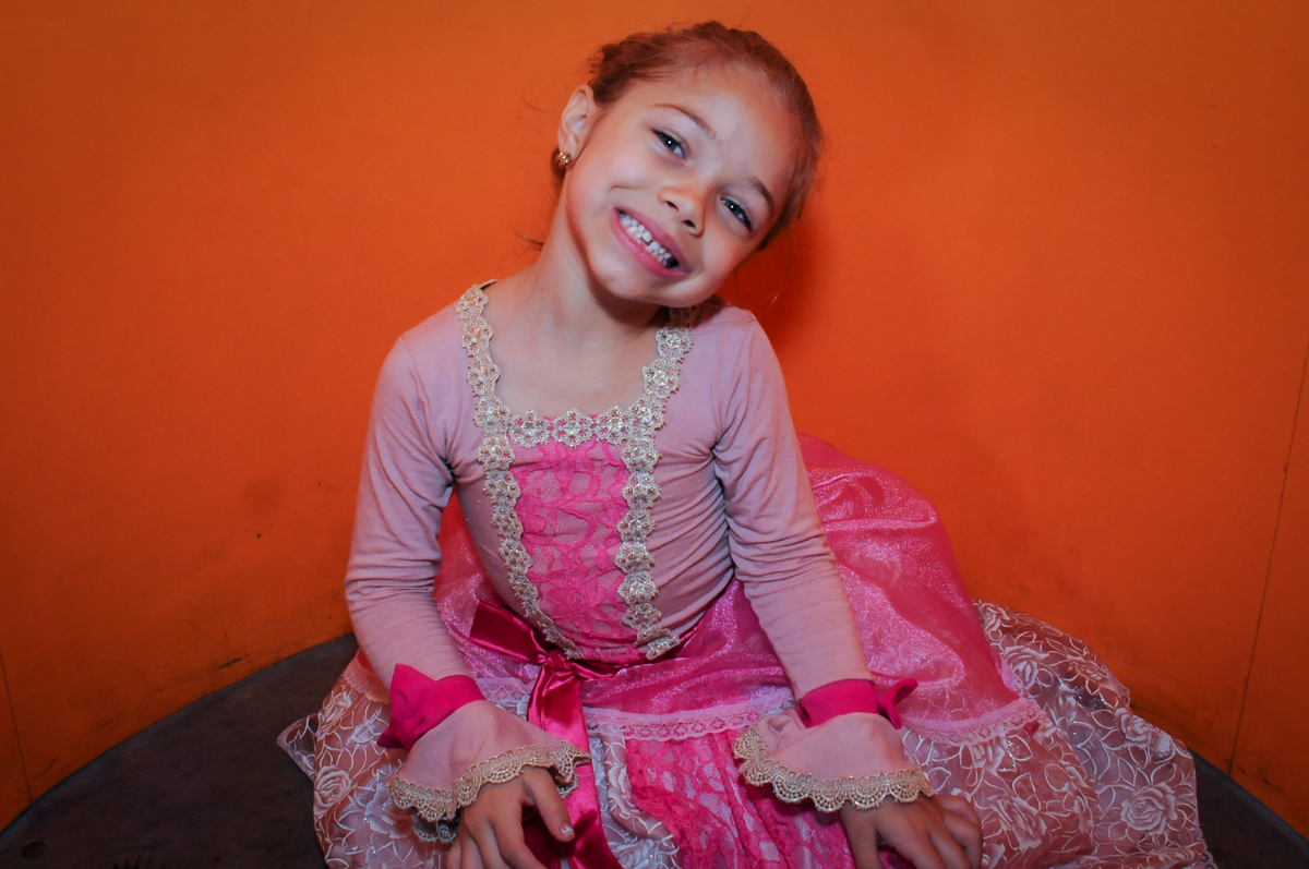 aniversariante se preparando para o parabéns no Buffet Fábrica da Alegria, Unidade Osasco