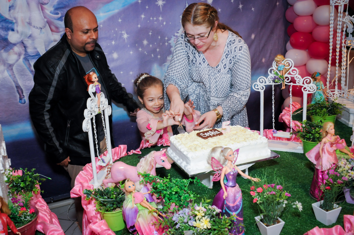 cortando o bolo no Buffet Fábrica da Alegria, Unidade Osasco