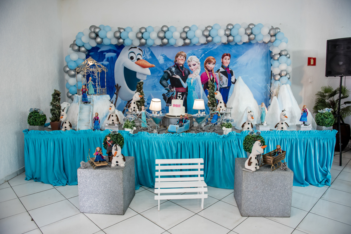 mesa decorada da Frozen