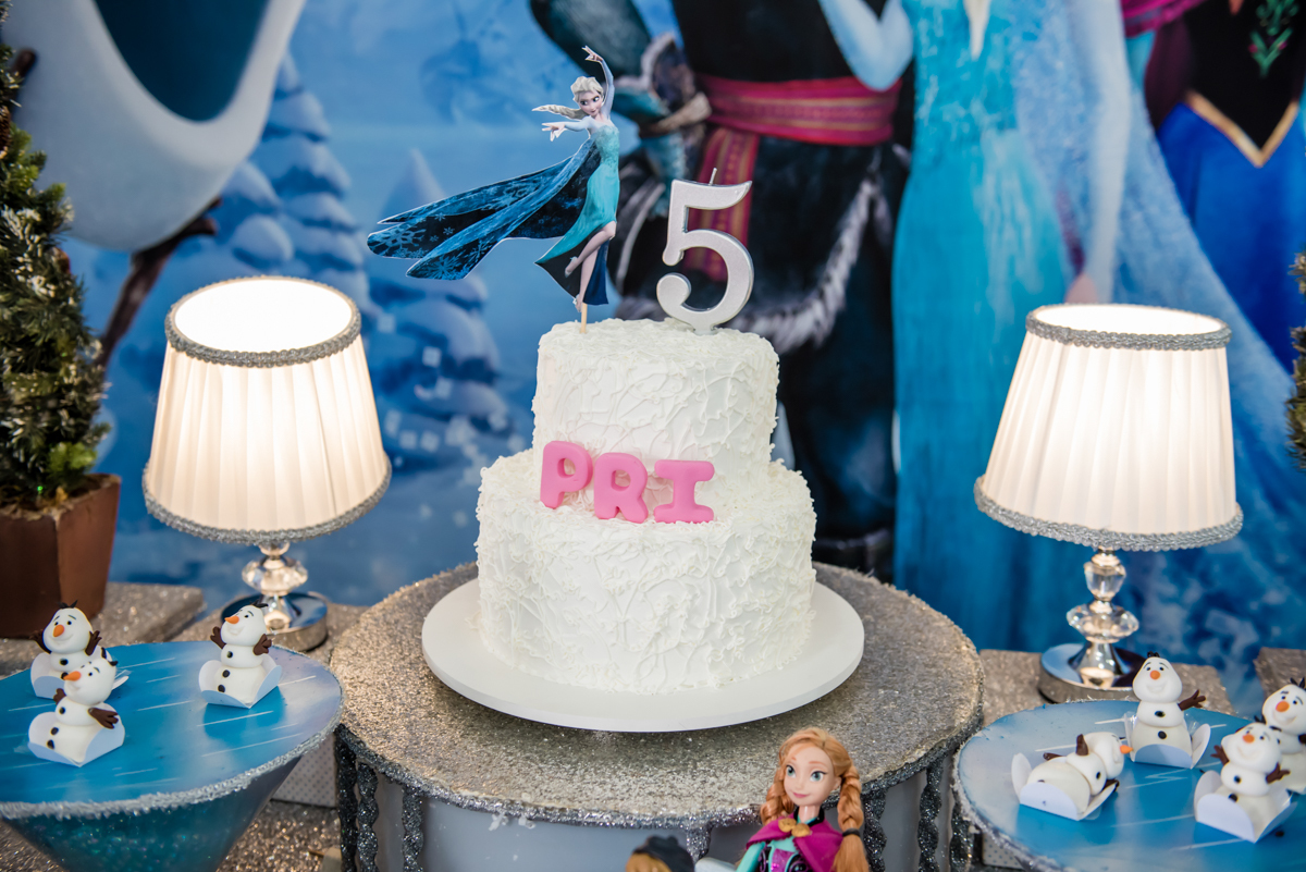 detalhe da mesa decorada Frozen
