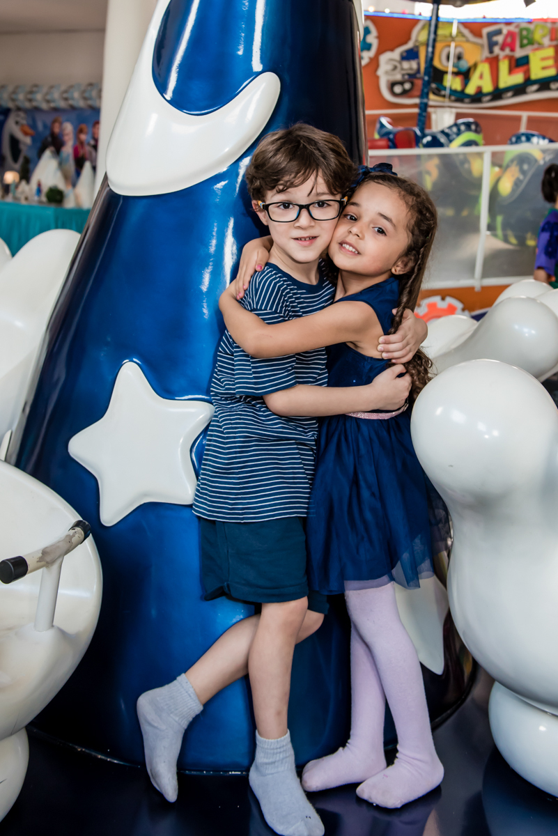 recebendo a amiga para a festa