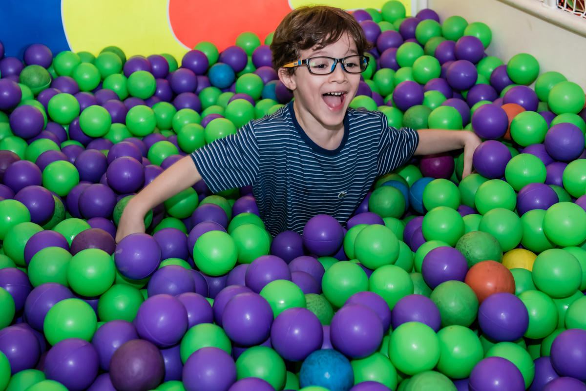 diversão na piscina de bolinhas