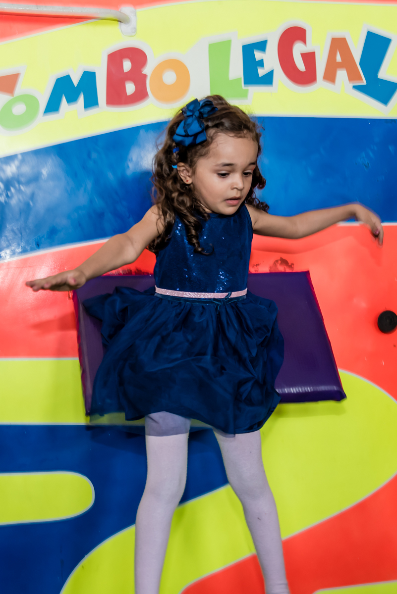 preparando para cair do brinquedo tombo legal