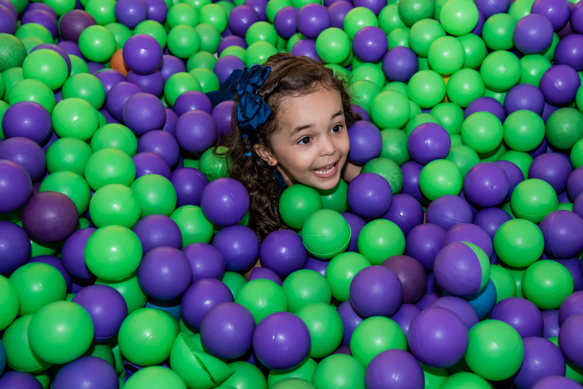 caída divertida na piscina de bolinhas