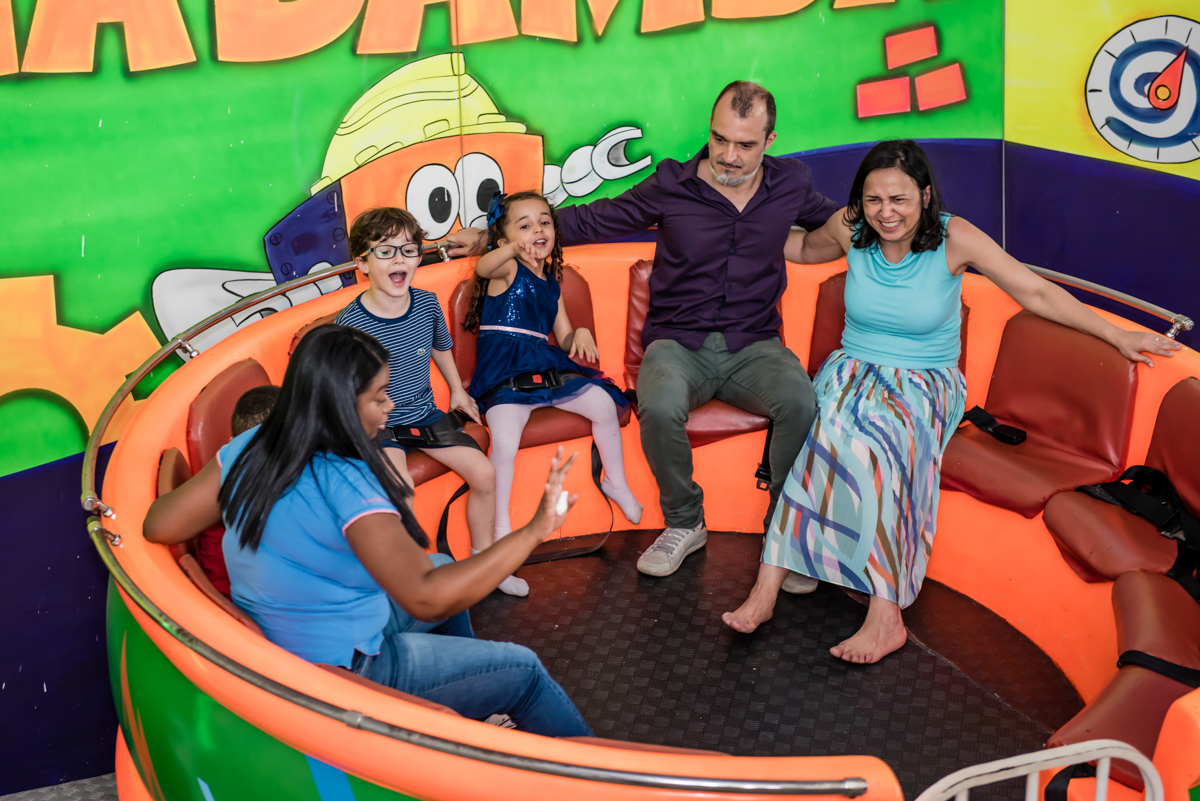 a família se diverte no brinquedo labamba