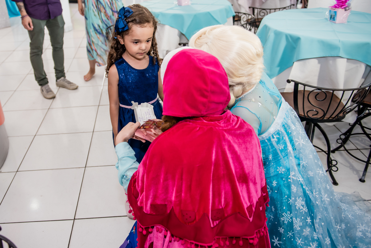recebendo as personagens elsa e ana