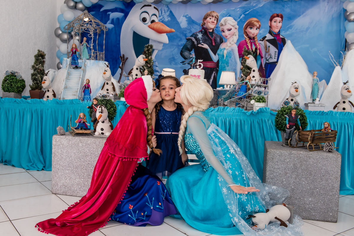 beijo sanduiche na aniversariante