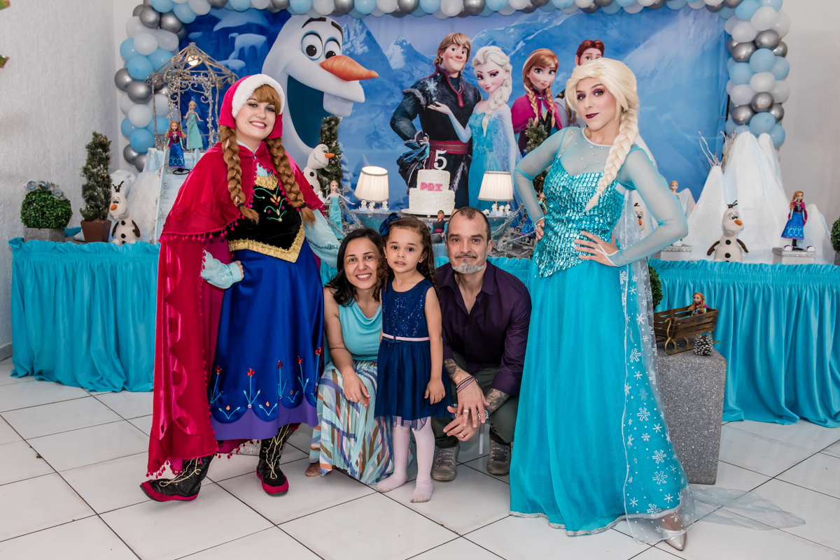 a família faz foto com as personagens da frozen