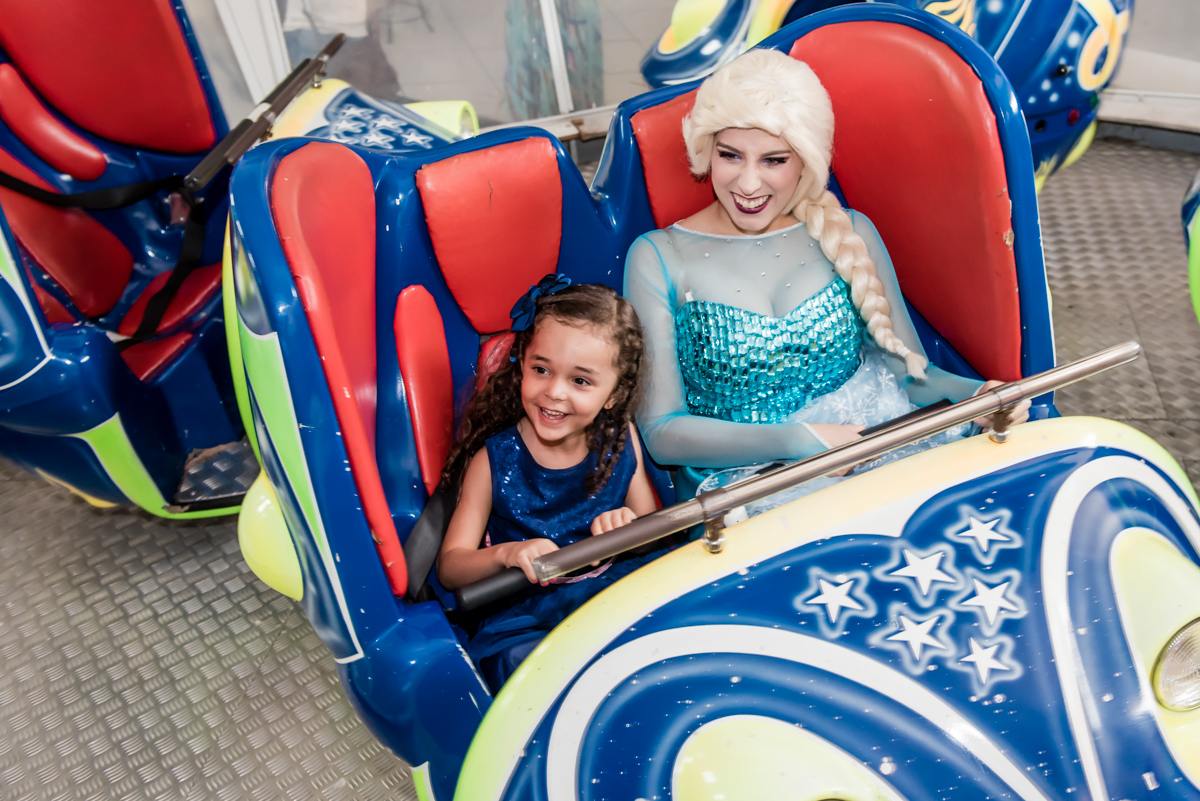 elsa e aniversariante brincam no brinquedo jornada nas estrelas