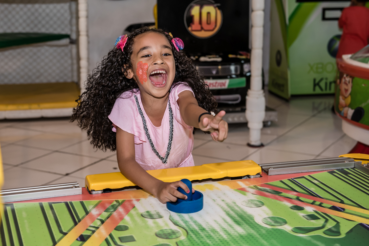 muita alegria após fazer gol