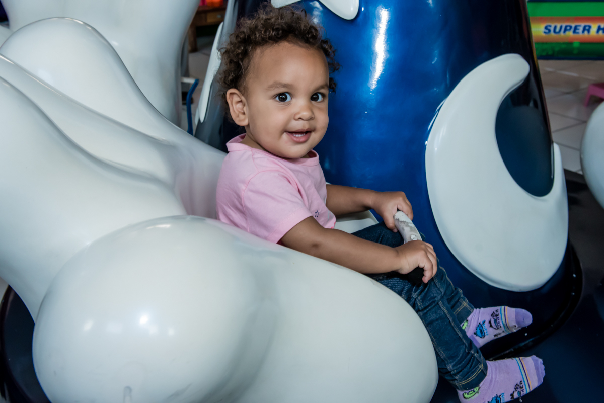 linda se diverte no carrossel