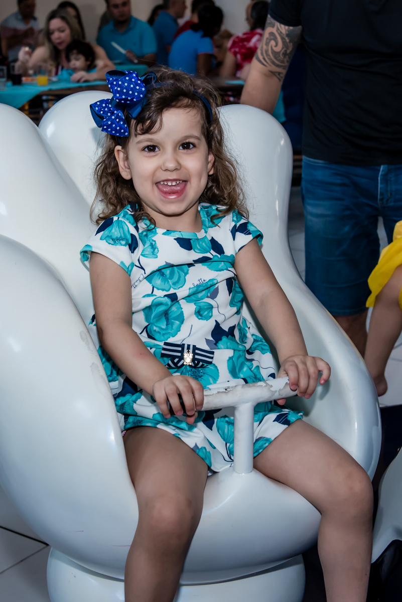 mais uma criança brinca no carrossel