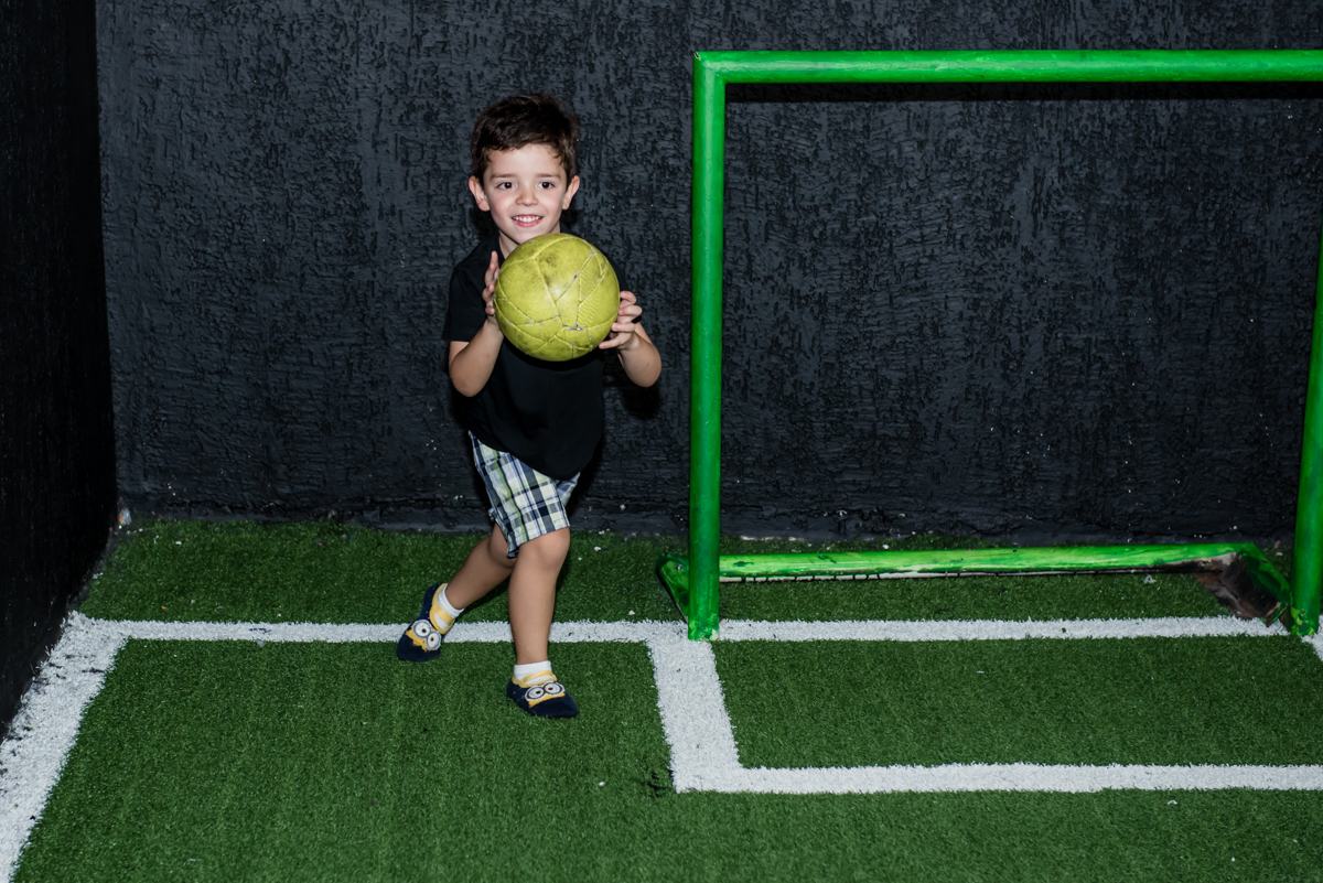 goleiro agarra o gol