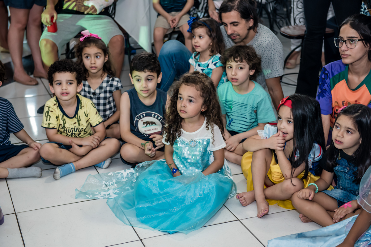 as crianças se divertem no show da ana e elsa