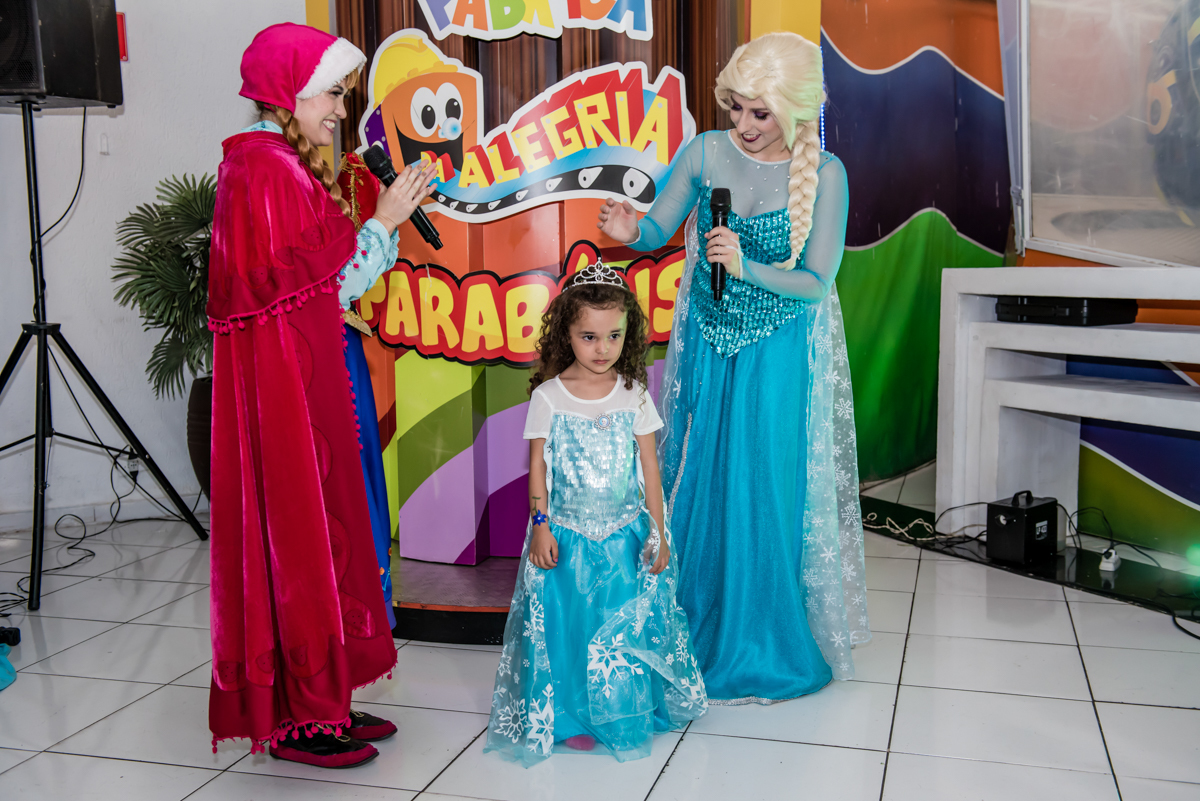 recebendo a coroa de princesa