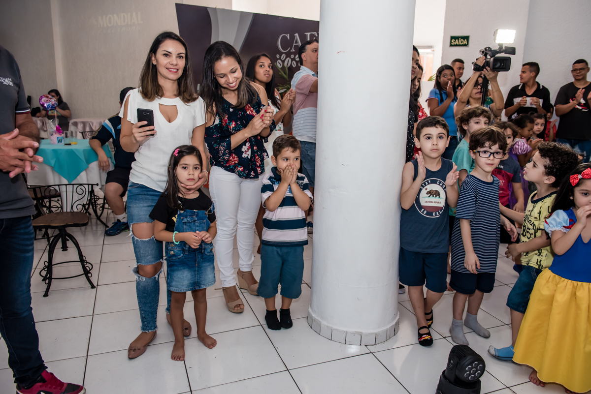 os convidados aguardam a aniversariante