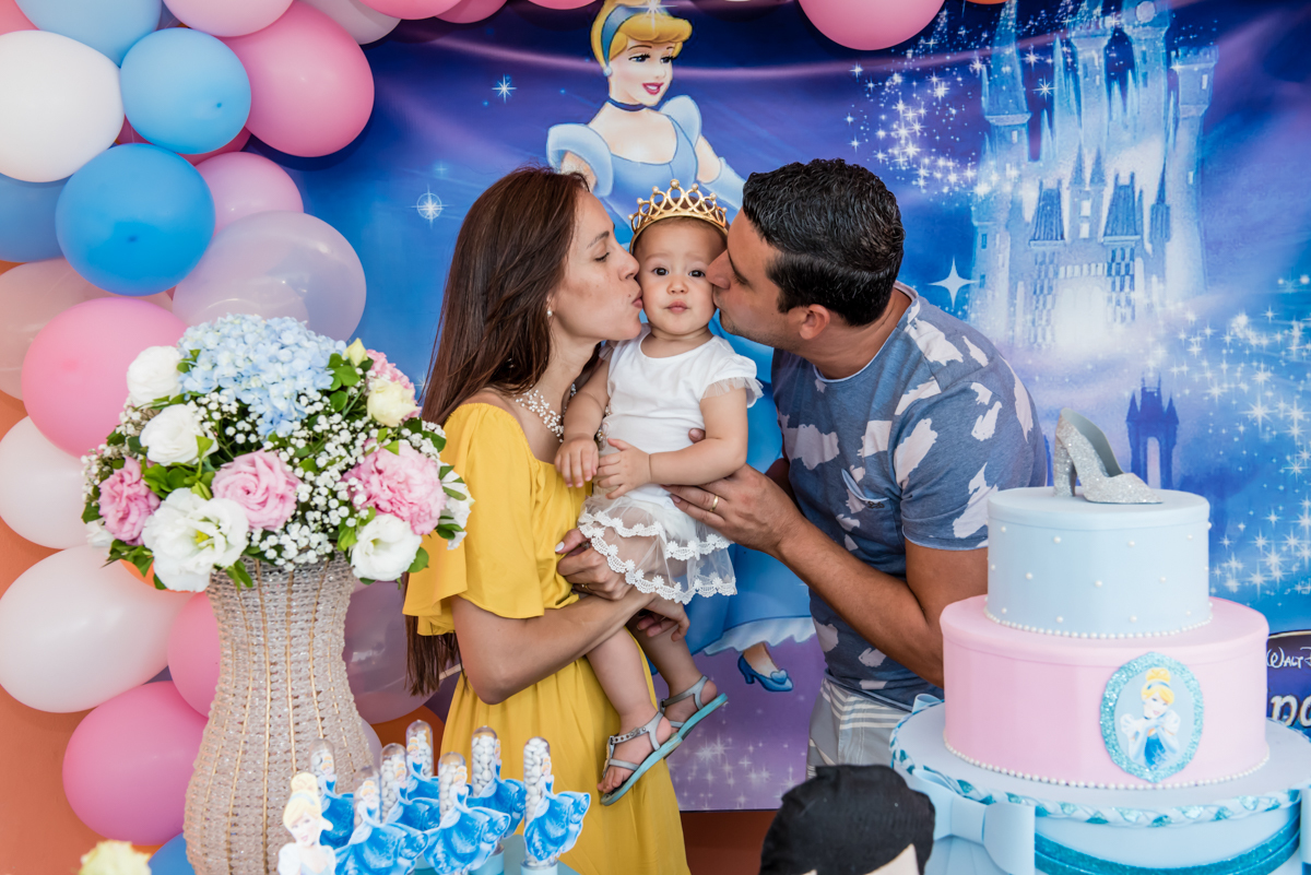 beijo sanduiche na aniversariante