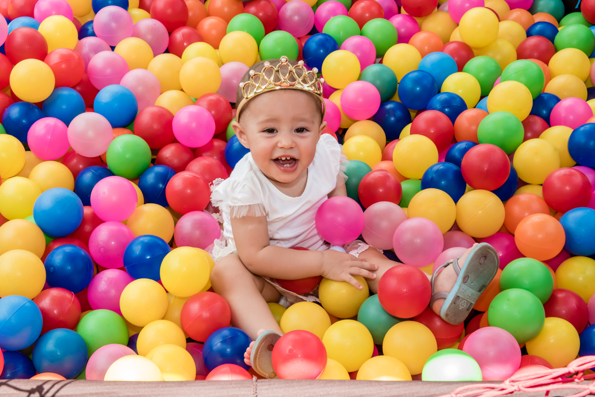 laura brinca na piscina de bolinhas