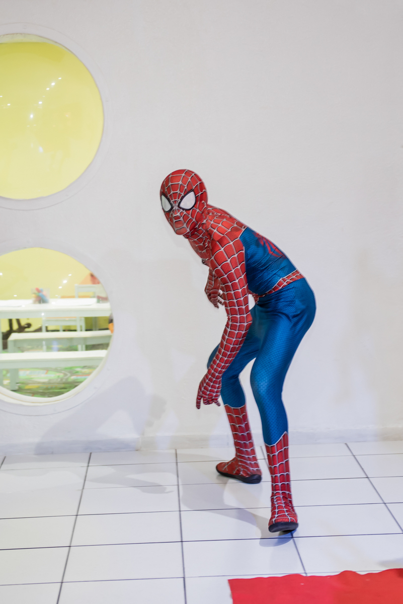 chegada do homem aranha para a festa