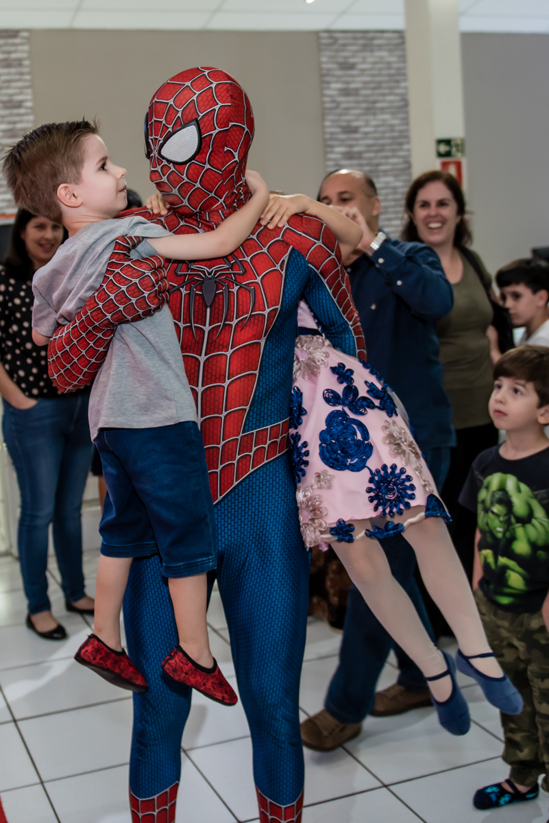 colo do homem aranha agrada as crianças