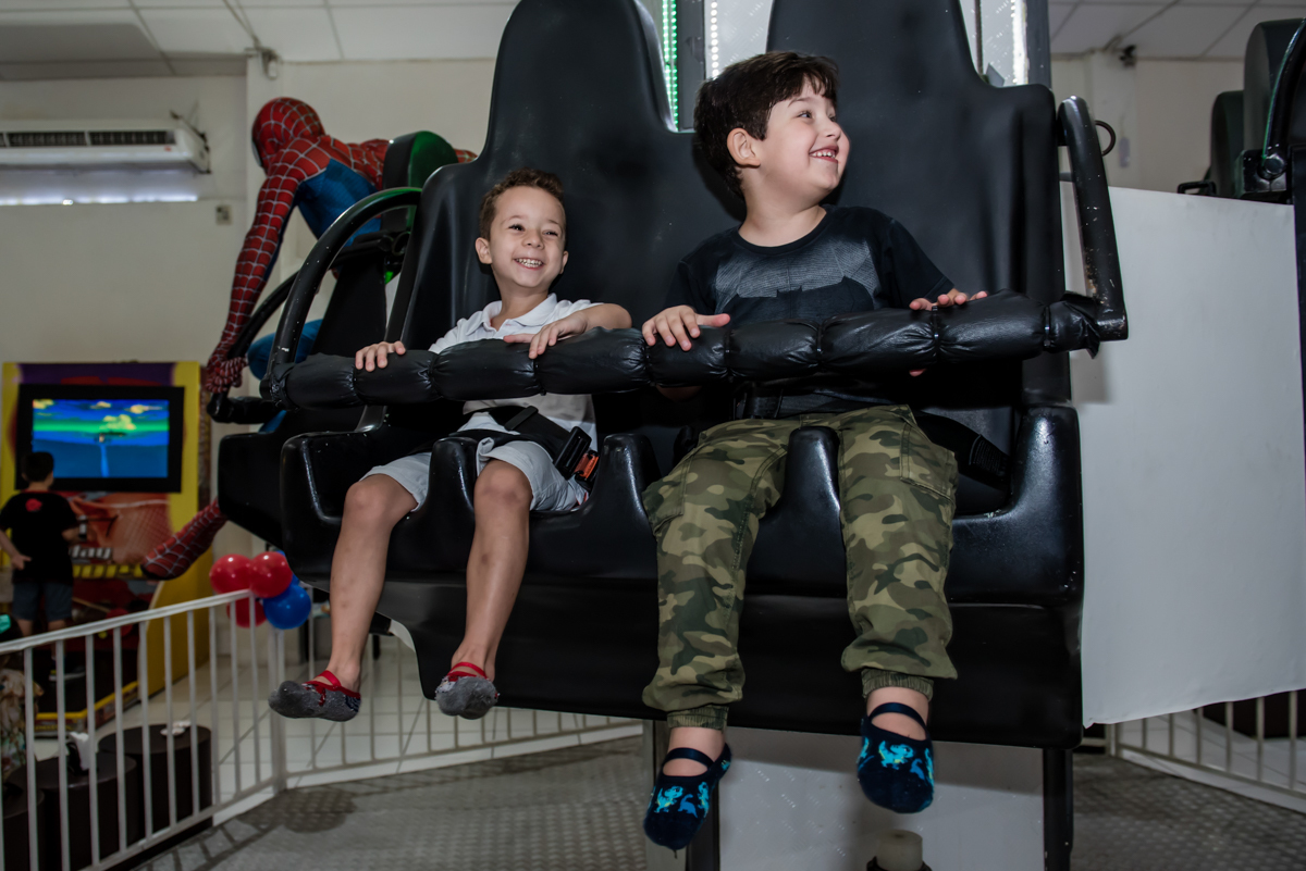 diversão no brinquedo elevador