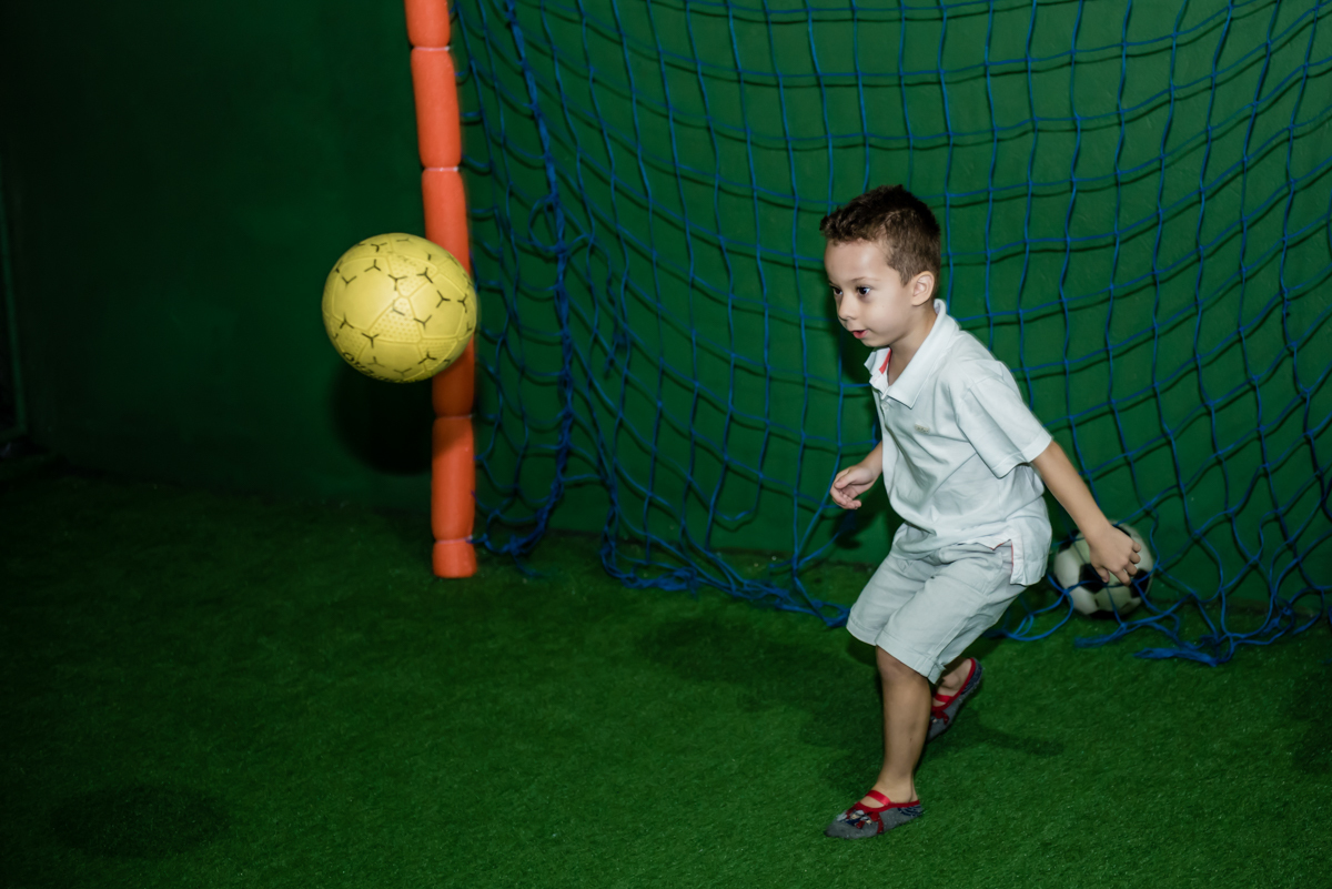 fazendo gol no adversário