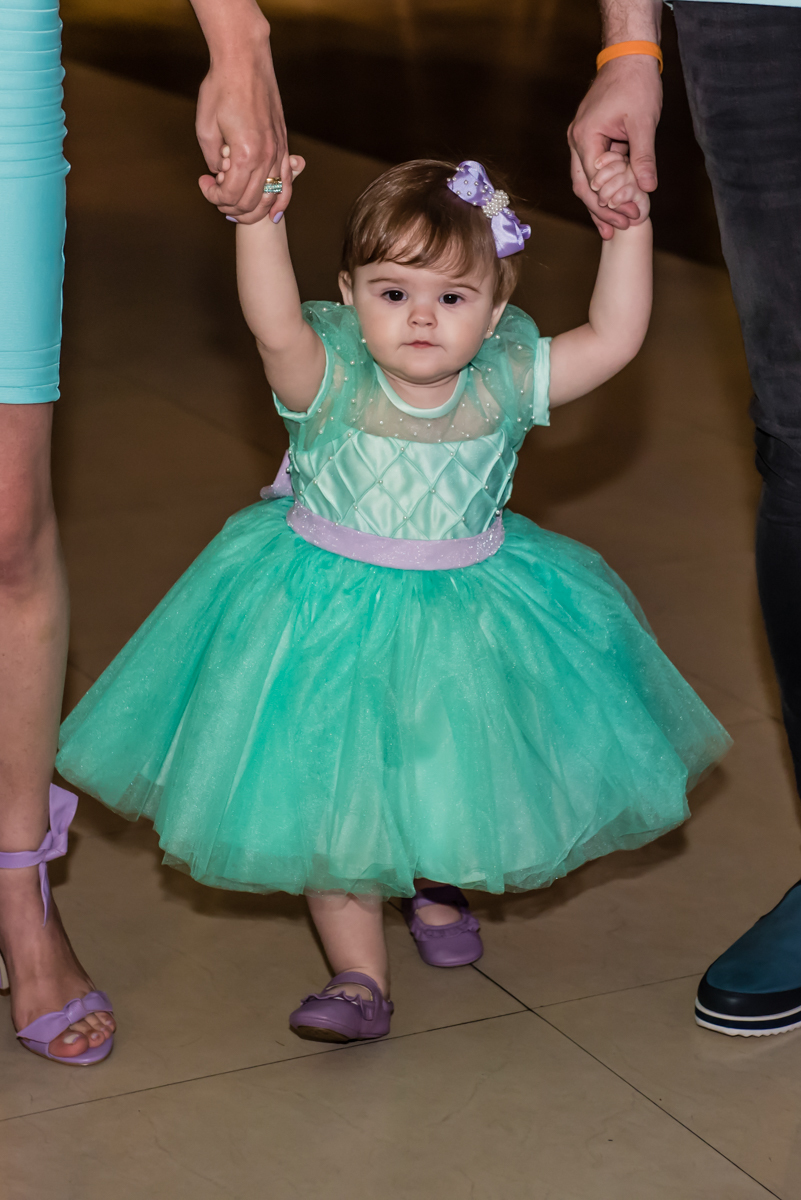 clara feliz chegando em sua festa