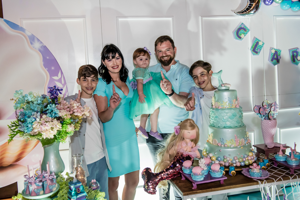 fotografia da família na mesa temática