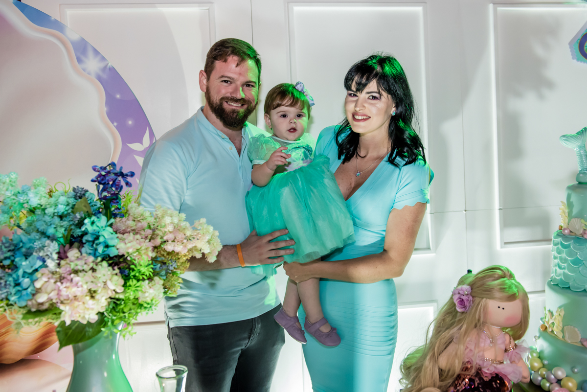 carinho dos pais com a aniversariante