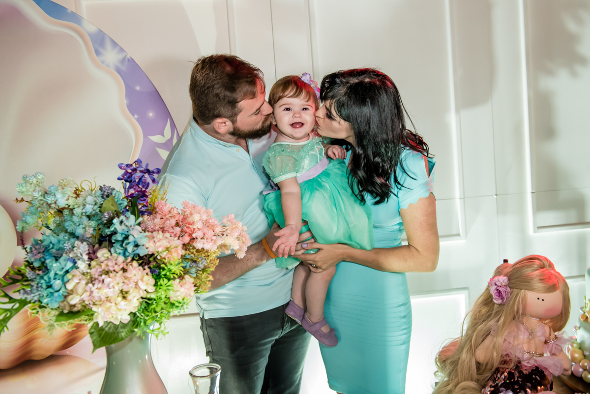 beijo sanduiche na aniversariante