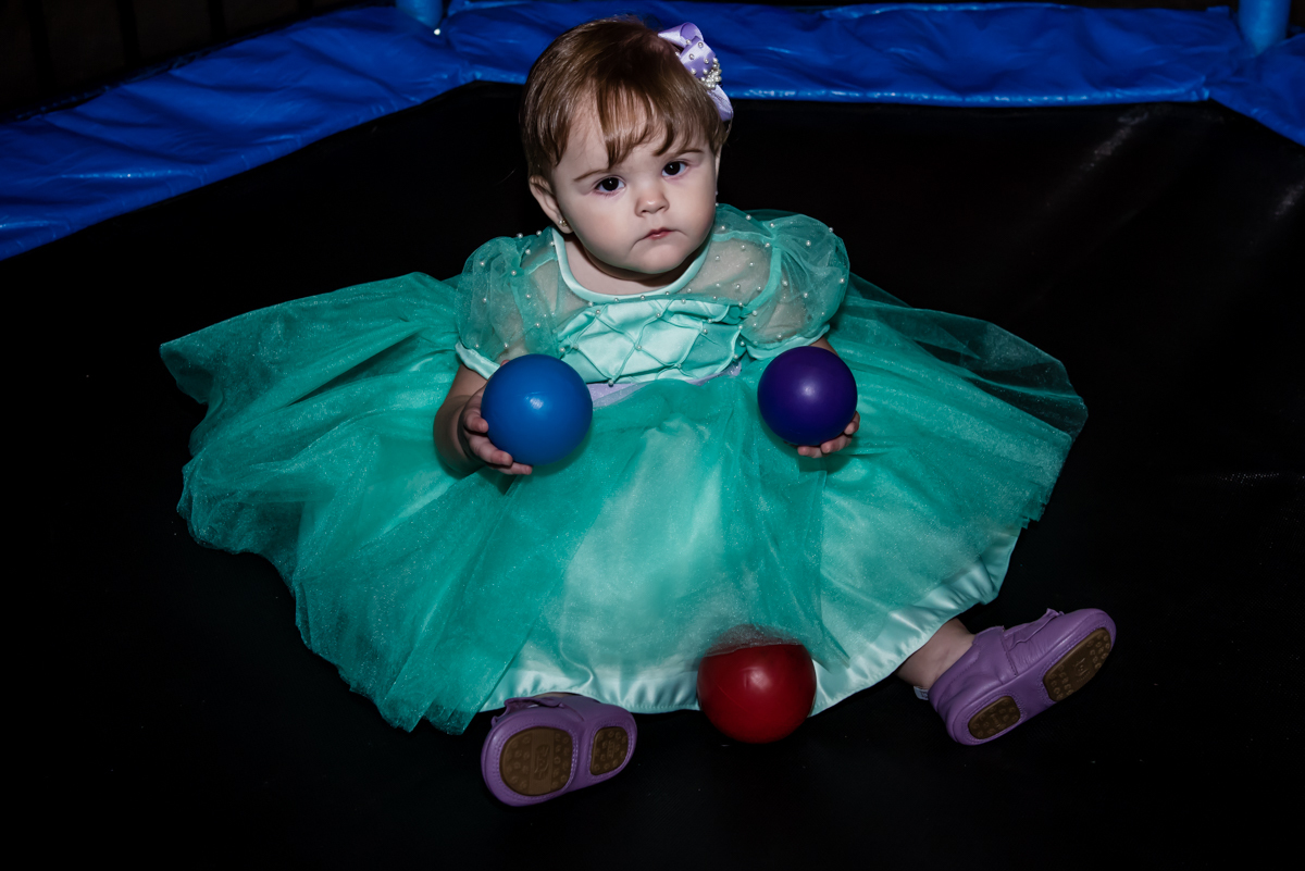 divertindo na cama elástica