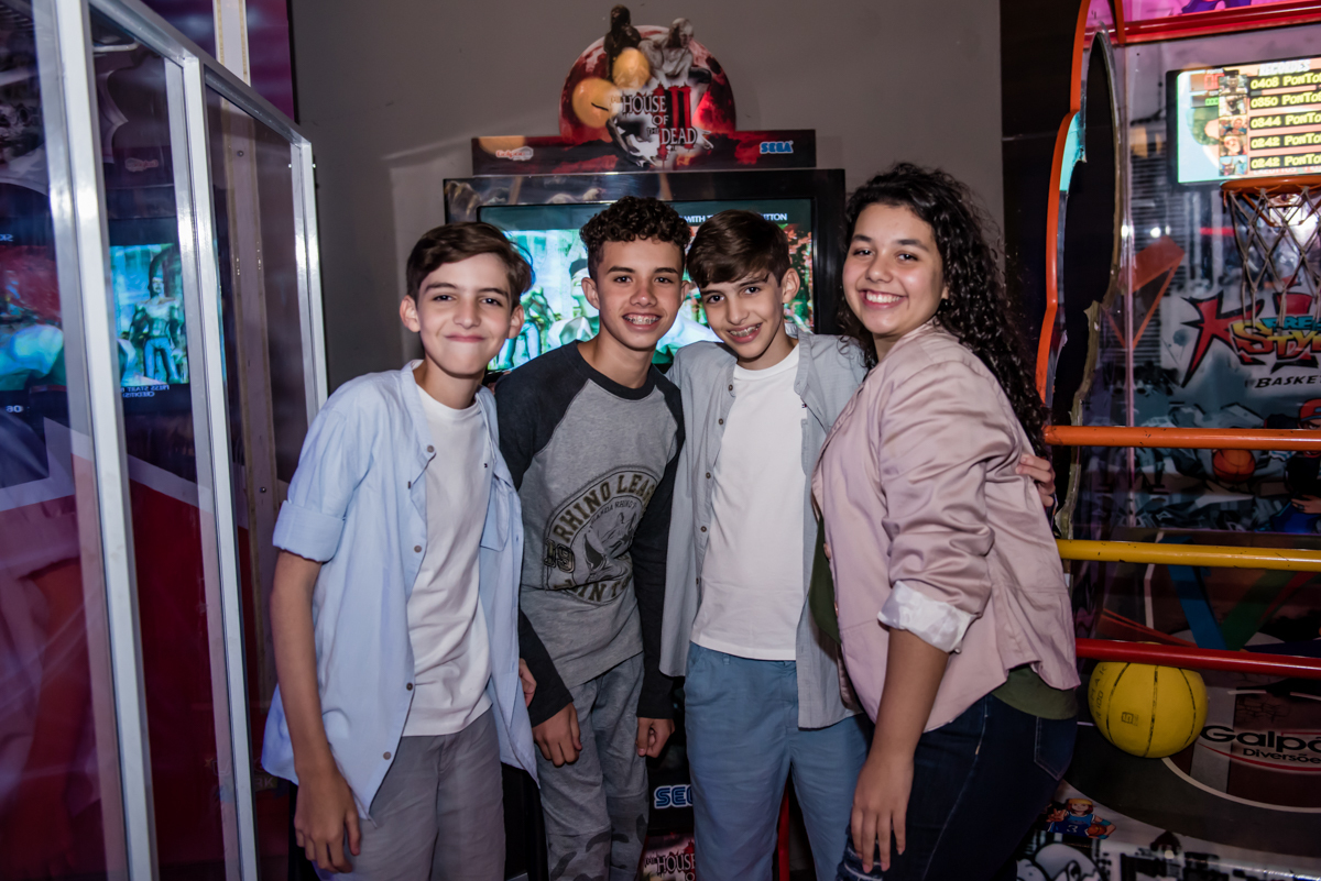 os irmãos recebe os amigos para a festa da clara