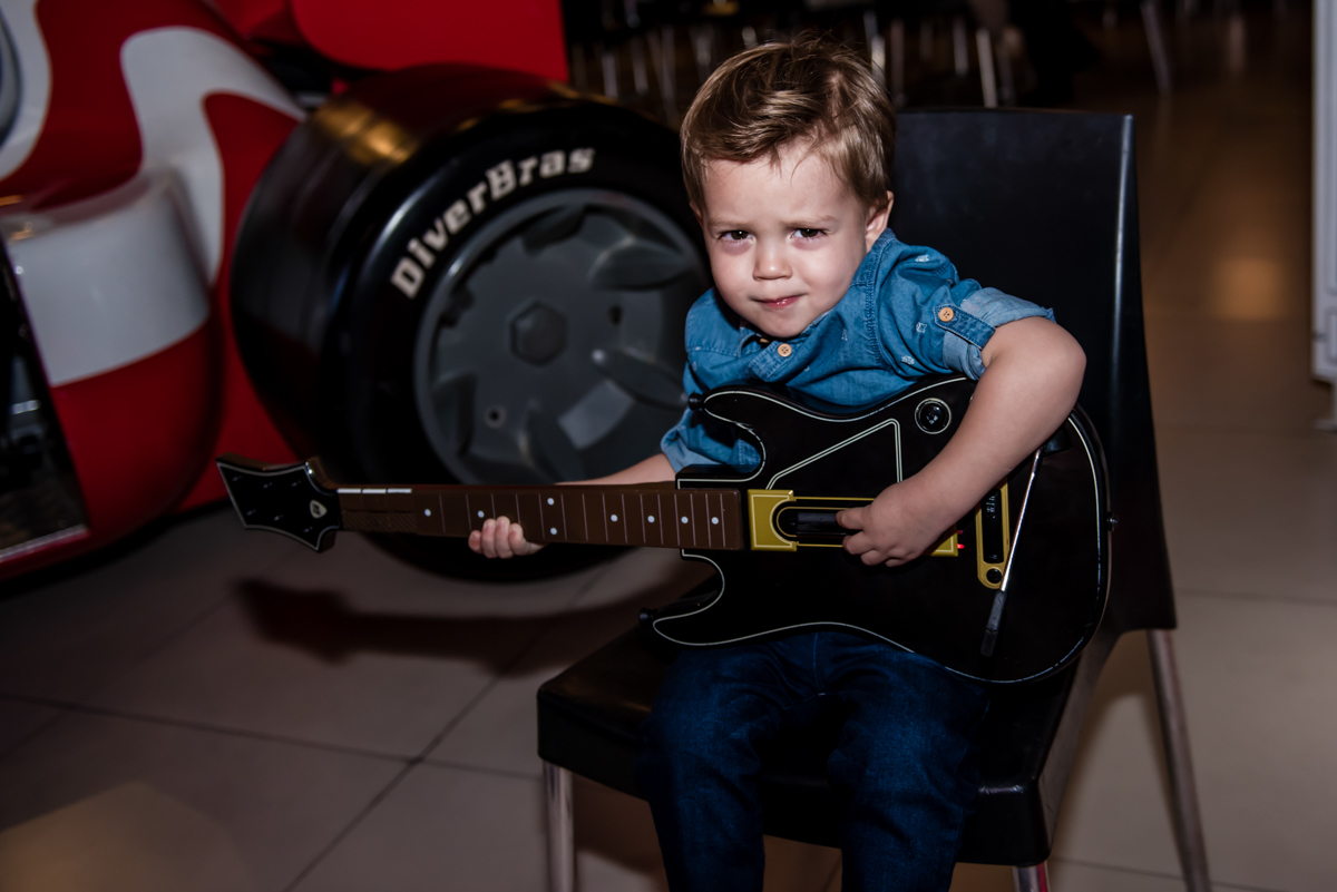 posando de galã e cantor