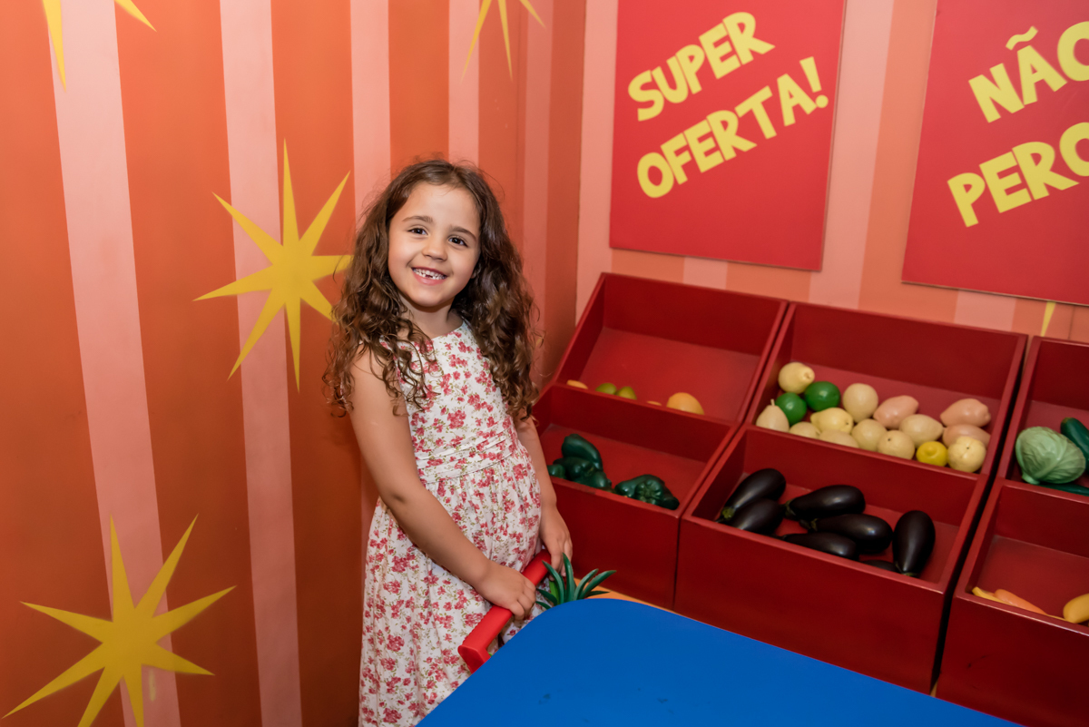 brincando de compras no super mercado
