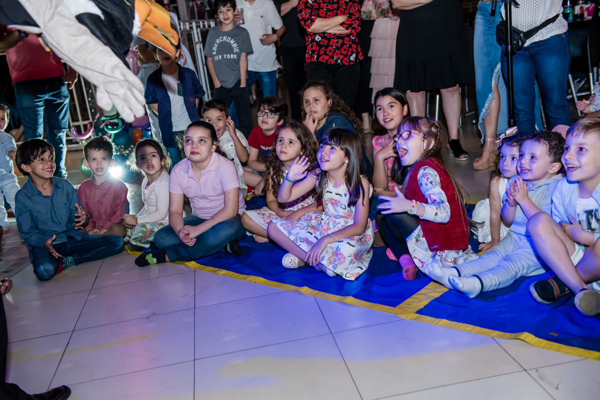 os convidados se divertem com o mágico