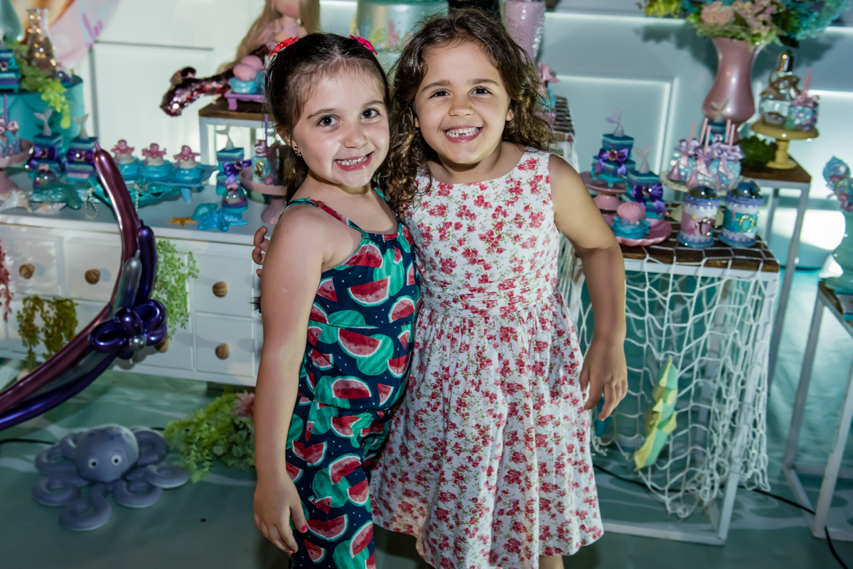 as amigas posam para a foto