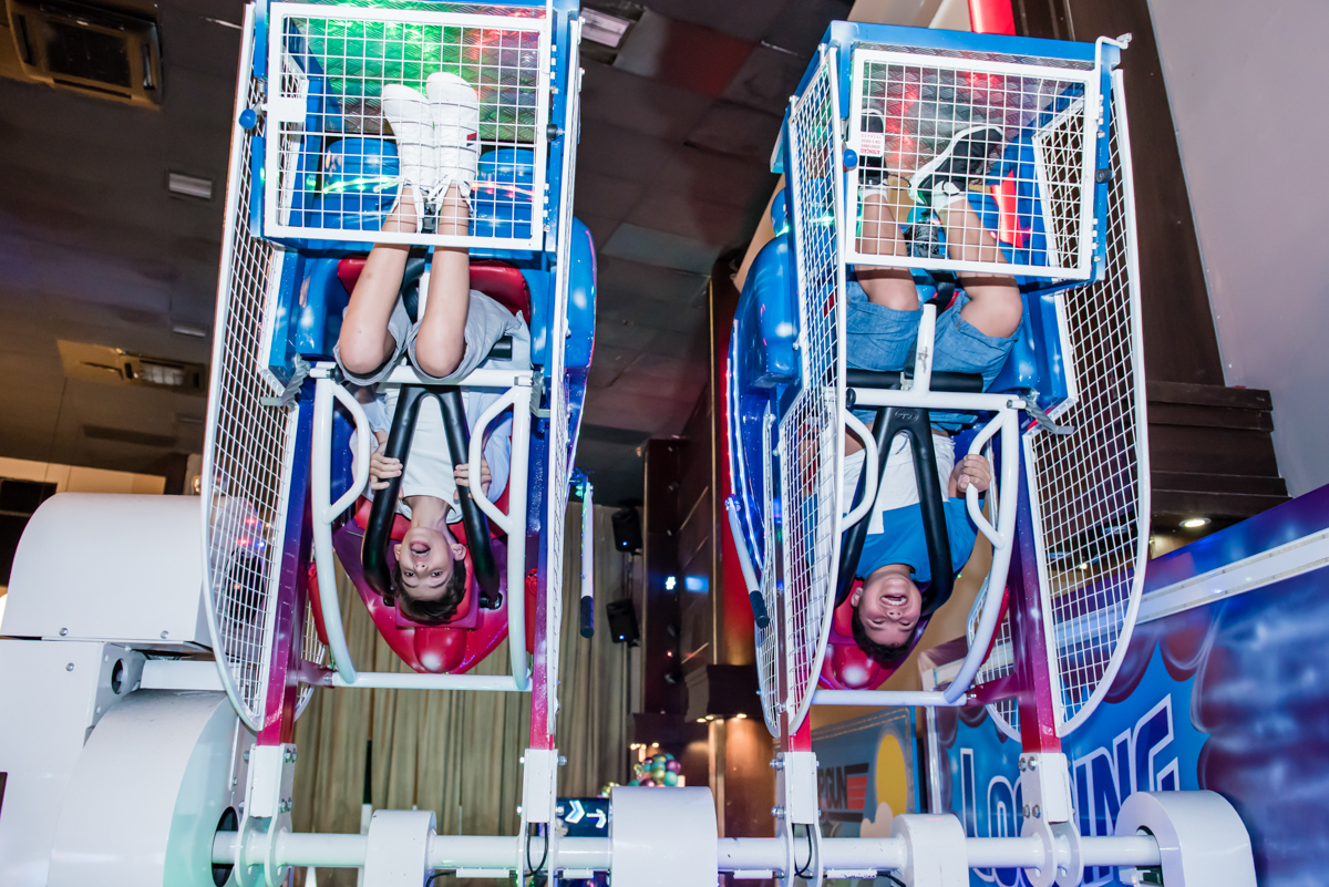 mais amigos curtem o brinquedo radical